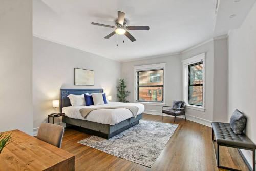 een slaapkamer met een bed en een plafondventilator bij 3BR Roomy & Furnished Apt with In-Unit Laundry - Bstone 1 in Chicago
