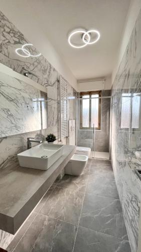 un ampio bagno con vasca e lavandino di Dream & Relax a San Donato Milanese