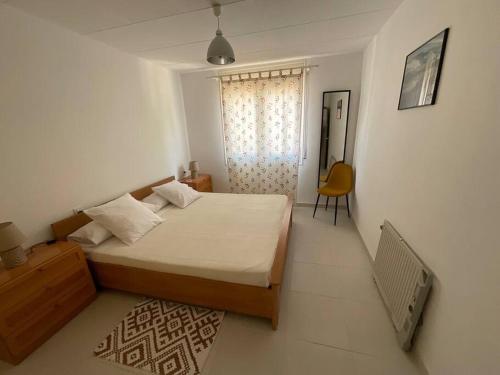 um quarto com uma cama e uma cadeira em Lindo apartamento con vistas al puerto Mistral em Empuriabrava
