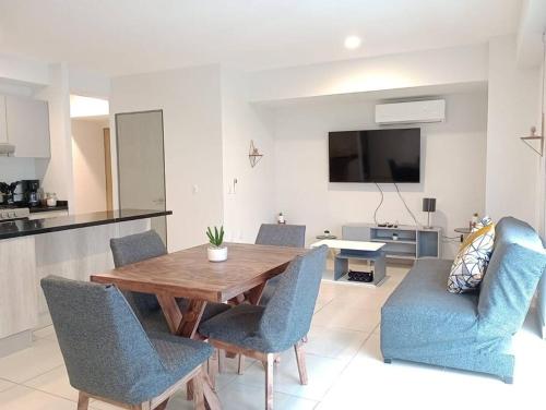 a kitchen and dining room with a wooden table and chairs at Federalta Aptm 1 parking/2BR/2BA in Guadalajara