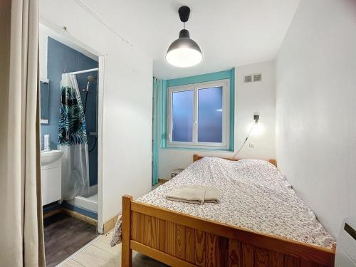 Postel nebo postele na pokoji v ubytování Appartement à 30 m de la plage - lumineux - respirant - WIFI - Le Cérès 1