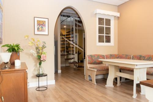 a waiting room with a table and chairs at Zeeuwse Zot in Wissenkerke