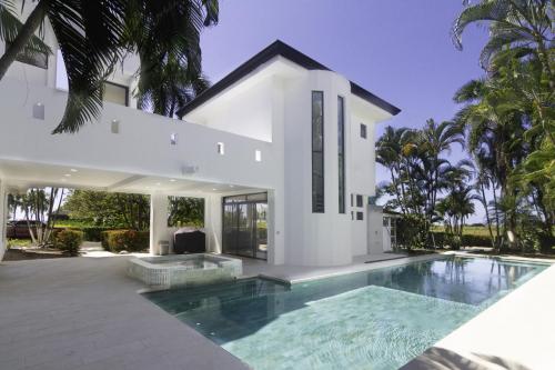 Kolam renang di atau dekat dengan Classy Beachfront Home with Private Pool - Hermosa Palms 110