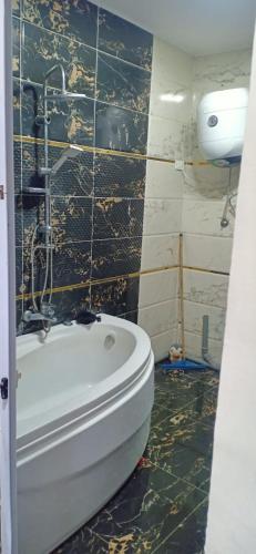 een badkamer met een bad en een toilet bij LovelyPlace in Kigali