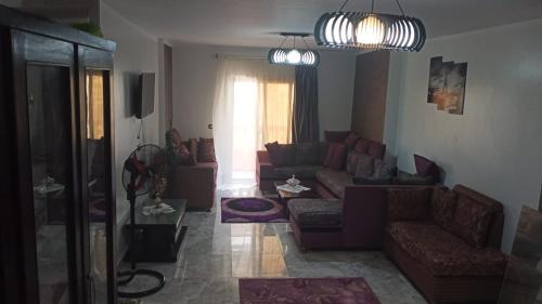 sala de estar con sofá y mesa en LovelyPlace, en Kigali