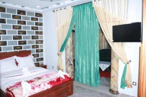A bed or beds in a room at DEUDJUI HOTEL