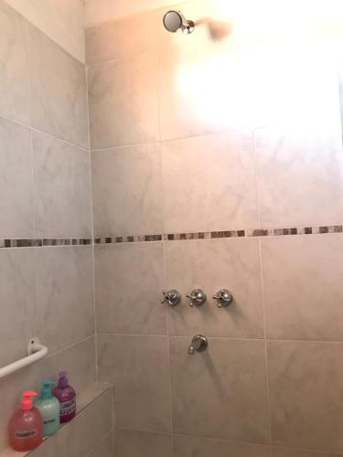 La salle de bains est pourvue d'une douche avec un pommeau de douche. dans l'établissement La casona de Quipón, à Cachí