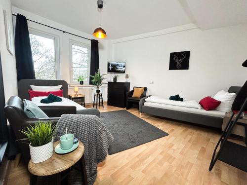 ein Wohnzimmer mit einem Sofa und einem Bett in der Unterkunft Sweet Dream in The City in Bremen