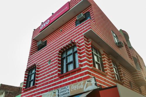 een rood bakstenen gebouw met ramen erop bij OYO Hotel President in Bathinda