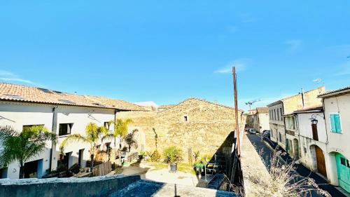 an alley in a town with buildings and palm trees at Les Gîtes de la Chapelle 4 in Vauvert