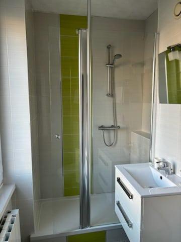 une salle de bain avec douche et lavabo dans l'établissement Hotel De La Mer, à Saint-Malo
