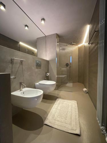 a bathroom with a sink and a toilet and a shower at La Rêverie de Thumel - Suite in Rhêmes-Notre-Dame
