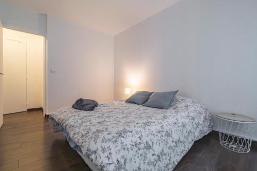 une chambre avec un lit avec deux oreillers dessus dans l'établissement Joli appartement Le Chalet + parking, à Reims