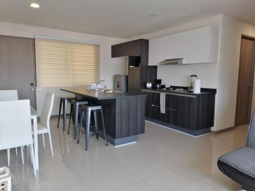 a kitchen with a table and chairs in a room at Atemajac Apartment 1parking/2BR/2BA in Guadalajara
