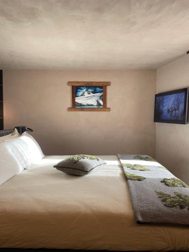 a bedroom with a large white bed with a window at La Rêverie de Thumel - Suite in Rhêmes-Notre-Dame