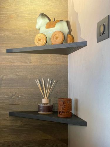 a shelf with some knick knacks on it at La Rêverie de Thumel - Suite in Rhêmes-Notre-Dame