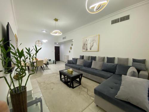 Posezení v ubytování Luxury 2BR with balcony in the heart of Dubai Marina, The Belvedere Happy Home