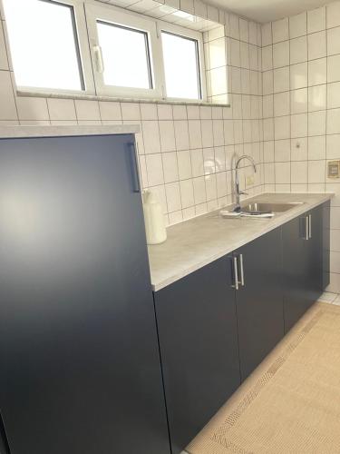 ケムニッツにあるMY HOME Apart, kitchen, WIFIの冷蔵庫とシンク付きのキッチン