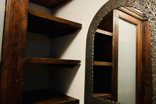 ein Spiegel neben einem Holzregal mit einem Spiegel in der Unterkunft Tizapán 5 Amazing aptm 1BE/1BA in Mexiko-Stadt