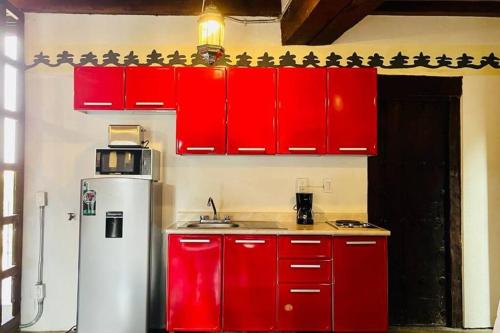 eine Küche mit roten Schränken und einem Kühlschrank in der Unterkunft Tizapán 5 Amazing aptm 1BE/1BA in Mexiko-Stadt