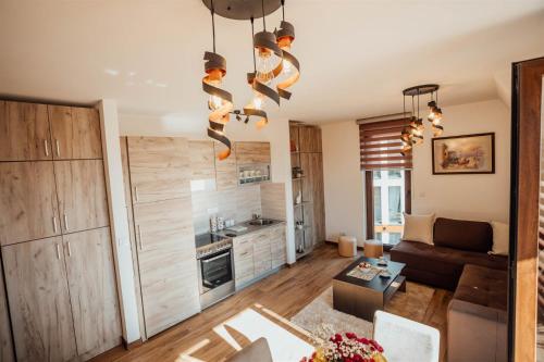 ein Wohnzimmer mit einer Couch und einem Tisch in der Unterkunft Apartman Petar 26 in Divčibare
