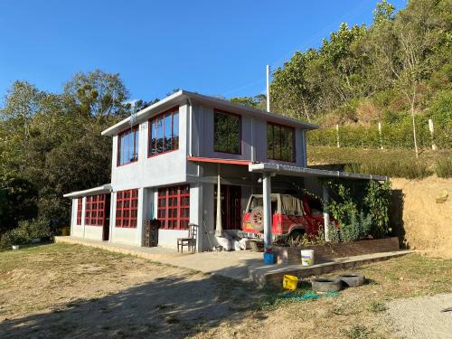 El edificio en el que está el chalet de montaña