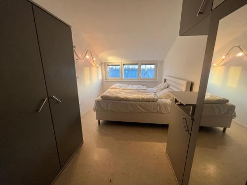 Habitación pequeña con cama y ventana en Wonderful Maisonette in Vienna with parking, en Viena