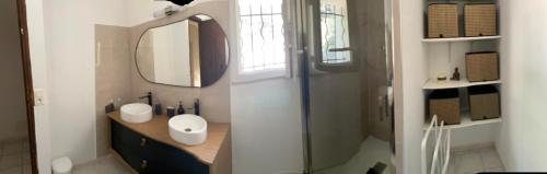 Ένα μπάνιο στο LA BASTIDETTE PROVENçALE