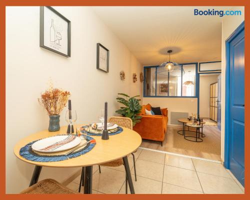 - une salle à manger et un salon avec une table dans l'établissement L'Aparté T2 Relax & Cosy en Toscane occitane-Gaillac hypercentre, à Gaillac