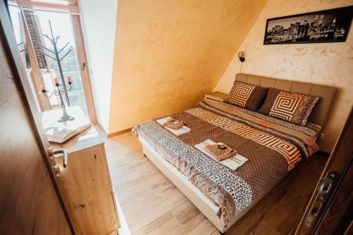 Cama pequeña en habitación con ventana en Apartman Petar 26, en Divčibare