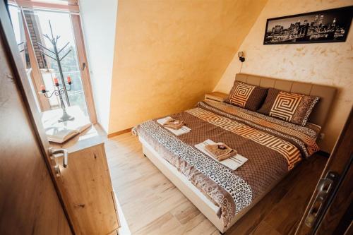 ein kleines Bett in einem Zimmer mit Fenster in der Unterkunft Apartman Petar 26 in Divčibare
