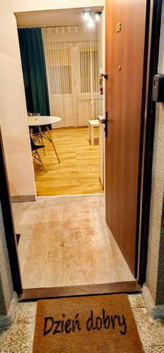 Otwarte drzwi ze znakiem, który przeczytał: w obiekcie Apartament Chełmsko w mieście Chełmsko Śląskie