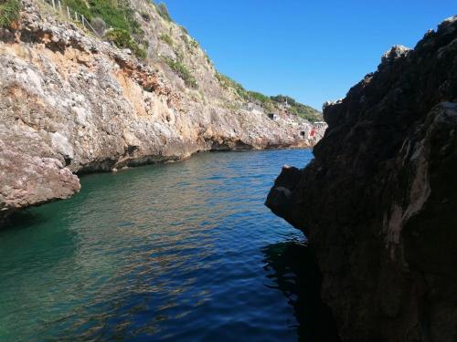 vista su un fiume tra due scogliere rocciose di Casa Tequi a 200mt dal mare a Terrasini