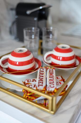 two red and white plates on a gold tray at Queen Charlotte Guesthouse in Edinburgh