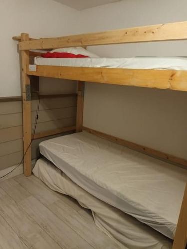 quelques lits superposés dans une chambre dans l'établissement Appart 4P face télécabine GME, à Samoëns