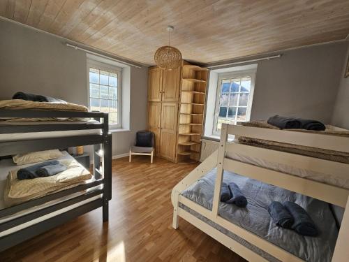 - une chambre avec 3 lits superposés dans une maison dans l'établissement Maison Le Beauregard Bussang, à Bussang