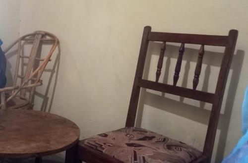 Habitación con 2 sillas, mesa y silla en Qyani Country Side Stay, en Migori