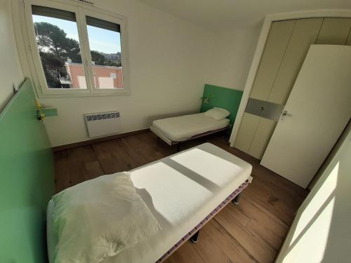 une chambre à l'hôpital avec un lit et une fenêtre dans l'établissement T3, 2ch, classé 3,parking gratuit sur place à 600m de la plage, des commerces ,du port proche st tropez, à Cavalaire-sur-Mer