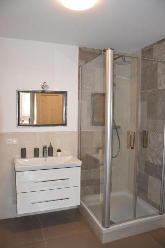 un baño con lavabo y ducha en Ferienwohnung Frankenidylle, en Bad Rodach