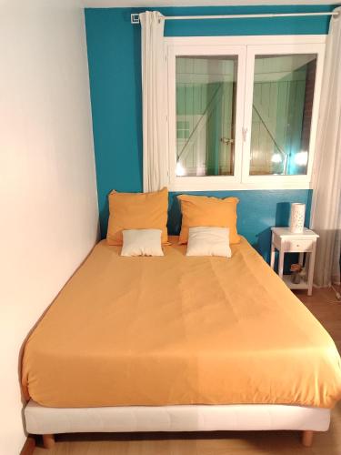 Ένα ή περισσότερα κρεβάτια σε δωμάτιο στο Chambre ou Studio dans Maison avec piscine