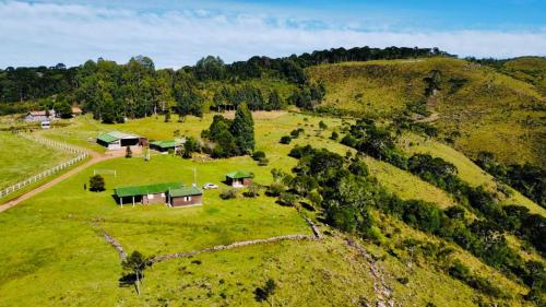 聖若澤－杜斯奧森蒂斯的住宿－POUSADA FAZENDA PAIM，山丘上农场的空中景观