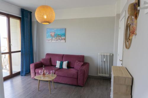 un salon avec un canapé violet et une table dans l'établissement IL VELIERO, à Camogli