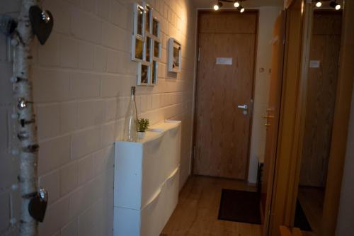 uma casa de banho com um lavatório e uma porta de madeira em Hecht Ferienvermietung - Studio Buchfink mit Sauna und Schwimmbad em Sankt Englmar
