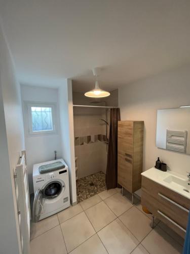 Un baño con lavadora y lavadora. en La villa des Lauriers, en Montélimar