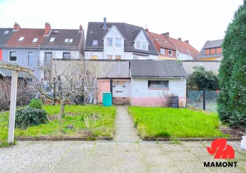 a house in a yard with houses in the background at Ganze Monteurwohnung zum Entspannen in Bremen