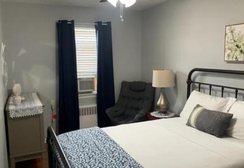 Łóżko lub łóżka w pokoju w obiekcie Breathtaking 3 Bedroom apartment in NYC!