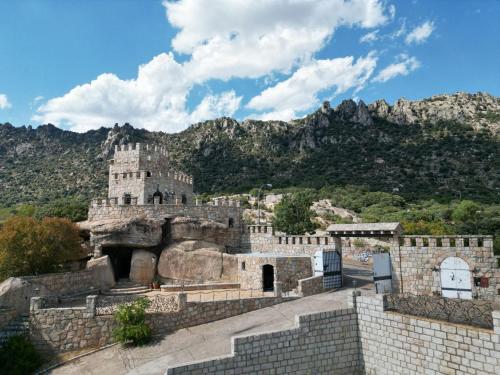 Cabañas Rústicas dentro de la Finca El Castillo في لا كابريرا: قلعة فيها جبل في الخلفية