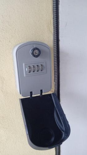 telefon jest podłączony do ściany w obiekcie camera b&b w mieście Parma