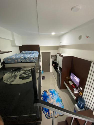 Zimmer mit 2 Etagenbetten und einer Küche in der Unterkunft ICON ROOMS in Pondokaren