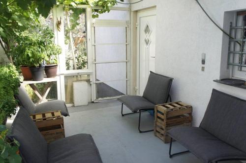a patio with two chairs and a door with plants at Ruhiges Apartment & Veranda mit guter Anbindung in Bochum
